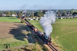 44 1593 mit einem Fotogüterzug am südlichen Einfahrsignal von Beekbergen. Die Campervans am Bahnhof haben übrigens nichts mit der Veranstaltung zu tun. Sie bestätigen nur ein liebevoll gepflegtes Klischee über unsere Nachbarn, dass sie gerne ihr Haus mit in Urlaub nehmen. Darin steckt jedoch ein Funken Wahrheit: Während gerade einmal jeder zehnte Deutsche ein Wohnmobil besitzt, hat fast jeder zweite Holländer ein solches. (06.09.2026) <i>Foto: Joachim Schmidt</i>
