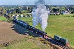 01 1075 und 41 241 beschleunigen den Sonderzug nach Loenen aus Beekbergen und fahren dabei an den VSM-Museumsloks No. 636 (English Electric, Baujahr 1956) und No. 532 (English Electric, Baujahr 1954) vorbei. (06.09.2026) <i>Foto: Joachim Schmidt</i>