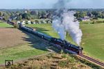01 1075 und 41 241 dampfen aus Beekbergen. Hinter der 01.10 ist ein niederländisches Formsignal zu sehen, die in den Niederlanden bereits ab 1955 durch Lichtsignale ersetzt wurden. Das Signal-Sicherungswesen der NS entstand anfangs aus einer Kombination englischer und deutscher Grundsätze. Dabei wird der Bahnhof, wie in Deutschland, für Zugfahrten als Einheit betrachtet und gegen die Strecke durch Einfahr- und Ausfahrsignale gesichert. Nach dem Zweiten Weltkrieg folgte eine radikale Vereinfachung und Vereinheitlichung der Signale, wobei eine Orientierung an nordamerikanische Grundsätze erfolgte, ähnlich einem H/V-System. (06.09.2026) <i>Foto: Joachim Schmidt</i>