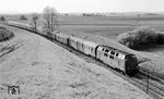 221 127 vom Bw Villingen mit dem D 751 (Strasbourg - Stuttgart - Nürnberg - Hof) bei Sulzdorf. (15.05.1971) <i>Foto: Burkhard Wollny</i>