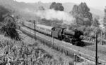 Wegen Bauarbeiten fährt 023 031 (Bw Crailsheim) mit dem E 1560 nach Heidelberg "auf dem falschen Gleis" durch den Haltepunkt Haßmersheim zwischen Gundelsheim und Neckarzimmern. (03.07.1971) <i>Foto: Burkhard Wollny</i>