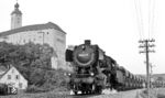 052 801 (Bw Mannheim) mit einem Schotterzug "auf falschem Gleis" vor Schloss Horneck, einer Burg des Deutschen Ordens, in Gundelsheim am Neckar. (03.07.1971) <i>Foto: Burkhard Wollny</i>