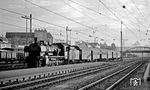 038 650 (38 3650) trifft mit P 3964 aus Eutingen in Böblingen ein. (16.09.1971) <i>Foto: Burkhard Wollny</i>