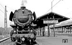 Die Rottweiler 044 480 wartet als Lz im Bahnhof Böblingen auf die Weiterfahrt. Von 2010 bis 2015 wurden Bahnhofsgebäude, Fußgängerunterführung und die Bahnsteige umfassend saniert, seitdem sind auch die alten Bahnsteigüberdachungen Geschichte. (16.09.1971) <i>Foto: Burkhard Wollny</i>