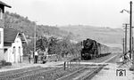023 038 fährt mit P 3873 (Würzburg - Osterburken) in Sachsenflur ein. (04.09.1971) <i>Foto: Burkhard Wollny</i>