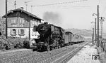 023 038 erreicht mit P 3873 aus Würzburg den Haltepunkt Sachsenflur. Der 1903 eröffnete Haltepunkt existiert nicht mehr. Das Gebäude am Bü der Bundesstraße 292 ist noch vorhanden. (04.09.1971) <i>Foto: Burkhard Wollny</i>