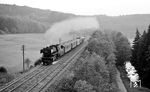 023 021 kachelt mit dem P 2351 nach Osterburken durch das Elztal bei Dallau.  (04.09.1971) <i>Foto: Burkhard Wollny</i>