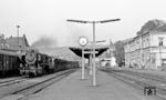 050 340 (Bw Heilbronn) vor einem Fc-Wagenzug im Bahnhof Mosbach (Baden). (25.09.1971) <i>Foto: Burkhard Wollny</i>