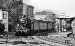 Die Mannheimer 051 858 fährt mit P 2339 (Heidelberg - Osterburken) aus dem Bahnhof Mosbach (Baden). (04.09.1971) <i>Foto: Burkhard Wollny</i>