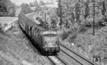 220 015 vom Bw Würzburg führt den E 1648 (Hof - Kaiserslautern) bei Mosbach (Baden). Auf der ersten Etappe bis Bamberg bespannte noch eine Hofer 01 den Zug. (25.09.1971) <i>Foto: Burkhard Wollny</i>
