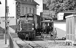 252 902 rumpelt mit GmP 2394 nach Mudau über den Bahnübergang zwischen Hauptstraße (B 27 alt) und Eisenbahnstraße in Mosbach (Baden). (25.09.1971) <i>Foto: Burkhard Wollny</i>