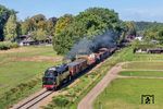 Zwischen Loenen und Eerbeek ist 65 018 mit einem Fotogüterzug nach Dieren unterwegs. (06.09.2026) <i>Foto: Joachim Schmidt</i>