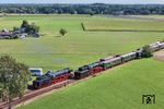 Während 01 1075 in Beekbergen vom Sonderzug aus Apeldoorn absetzt, fährt 23 071 mit einem Sonderzug aus Dieren ein. (06.09.2026) <i>Foto: Joachim Schmidt</i>