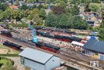 Zum VSM-Bahnbetriebswerk/Bahnhof in Beekbergen gehören ein Lokschuppen, in dem auch größere Reparaturen ausgeführt werden können, eine Drehscheibe, Bahnsteige sowie Lokomotivbehandlungsanlagen. Während der alljährlichen Veranstaltung "Terug naar Toen" ist dort entsprechend viel los. Es ist extrem beeindruckend, was der Verein geleistet hat. Früher war Beekbergen nur ein kleiner Haltepunkt. Die Drehscheibe ist ein „Import“ aus Oberhausen. (06.09.2026) <i>Foto: Joachim Schmidt</i>
