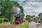 23 076 mit einem Sonderzug nach Apeldoorn am nördlichen Einfahrsignal von Beekbergen. Die alten niederländischen Hauptformsignale (hoofdsein) sind mit schwalbenschwanzförmigen Flügeln ausgestattet. (06.09.2026) <i>Foto: Joachim Schmidt</i>