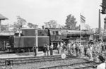 Die Fahrten mit den Dampflokomotiven im Jubiläumsjahr 1985 zogen Besucher aus der ganzen Welt an. Zunächst durften die schwarzen Rösser nur auf ausgesuchten Strecken von Nürnberg bis Bayreuth und Amberg verkehren. Ihr Auftritt, wie hier in Bayreuth, sorgte immer für große Menschenansammlungen. (16.05.1985) <i>Foto: Karsten Risch</i>