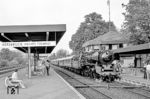 Christi Himmelfahrt 1985 war der erste Dampftag der neuen Zeitrechnung bei der DB. 50 622 war mit einem Sonderzug von Amberg nach Nürnberg (D 18606) unterwegs und trifft hier im Bahnhof Hersbruck (rechts Pegnitz) ein. (16.05.1985) <i>Foto: Karsten Risch</i>
