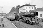 Im Bahnhof Hersbruck (rechts Pegnitz) trifft 50 622 mit Sonderzug D 18606 aus Amberg auf 614 022 als N 4673 nach Nürnberg. (16.05.1985) <i>Foto: Karsten Risch</i>
