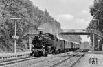 Während des Jubiläumjahres pendelte 86 457 mit dieser wunderschönen Personenzuggarnitur maßgeblich zwischen Nürnberg und Hersbruck (rechts Pegnitz). Hier fährt sie mit E 18560 nach Nürnberg in Rückersdorf ein. (16.05.1985) <i>Foto: Karsten Risch</i>
