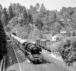 Auf dem Weg nach Bayreuth hat 50 622 soeben den Gotthardtunnel durchfahren und passiert die Awanst Güntersthal bei Velden. (17.05.1985) <i>Foto: Karsten Risch</i>