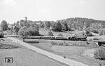 Schon 1939 nutzte Carl Bellingrodt das Motiv mit der Kulisse der Burg Veldenstein bei Neuhaus (Pegnitz), einer Fotostelle, die sich auch zum 150-jährigen Jubiläum der Eisenbahn 46 Jahre später wieder großer Beliebtheit erfreute. 23 105 fährt mit einem Sonderzug nach Bayreuth. (17.05.1985) <i>Foto: Karsten Risch</i>