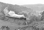 Ein besonderer Leckerbissen der Dampflokfahrten war die 5 km lange Rampe von Hartmannshof nach Etzelwang, die gerade von 23 105 bezwungen wird. Schon zu "richtigen" Dampfzeiten waren hier viele Eisenbahnfreunde zu finden, die die anstrengenden Bergfahrten der Güterzüge mit den Weidener 44ern (und Schiebeloks) auf Film bannten. (18.05.1985) <i>Foto: Karsten Risch</i>