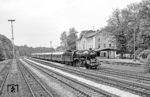 50 622 fährt auf dem Weg nach Amberg durch den Bahnhof Neukirchen (b Sulzbach-Rosenberg). Der Bahnhof wurde von der Bayerischen Ostbahn an der Strecke von Regensburg über Schwandorf nach Nürnberg im Jahr 1859 errichtet. Seit 1875 zweigt hier die eingleisige Strecke nach Weiden (Opf) ab. Bis zum Ende des Dampfbetriebs war hier auch ein Bahnbetriebswerk mit Ringlokschuppen vorhanden. In den umfangreichen Gleisanlagen gingen früher die Schiebeloks von den Güterzügen ab, die auf der Rampe Hartmannshof - Etzelwang nachgeschoben wurden. (18.05.1985) <i>Foto: Karsten Risch</i>