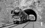 Gastlok 01 1066 mit Sonderzug D 18600 aus Bayreuth am "Dreitunnelblick" zwischen Velden und Rupprechtstegen im Pegnitztal nahe Lungsdorf.  (18.05.1985) <i>Foto: Karsten Risch</i>