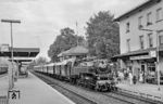 86 457 wartet vor dem Pendelzug E 18564 nach Nürnberg im Bahnhof Hersbruck (rechts Pegnitz). (18.05.1985) <i>Foto: Karsten Risch</i>