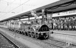 Der "Adler" war die Lok, die am 7. Dezember 1835 die erste deutsche Eisenbahn zwischen Nürnberg und Fürth eröffnete. Obwohl das Original bereits 1857 ausgemustert und verschrottet wurde, sollte schon mit der Errichtung des Verkehrsmuseums Nürnberg im Jahr 1925 ein Nachbau entstehen. Zum 100-jährigen Jubiläum der Eisenbahn in Deutschland wurde dann ab 1933 von der Deutschen Reichsbahn im Ausbesserungswerk Kaiserslautern ein weitgehend originalgetreuer Nachbau realisiert, der hier anlässlich des 150-jährigen Jubiläums in Nürnberg Hbf erneut zum Einsatz kam. (19.05.1985) <i>Foto: Karsten Risch</i>