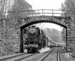 23 105 passiert mit einem Sonderzug aus Amberg diese schöne Feldwegbrücke, die zwischen der Blockstelle Schönlind und Neukirchen (b Sulzbach-Rosenberg) stand. (19.05.1985) <i>Foto: Karsten Risch</i>
