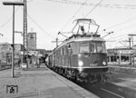 Neben den Dampflokomotiven kamen im Jubiläumsjahr 1985 auch zahlreiche historische E- und Dieselloks zum Einsatz. Mit einem Sonderzug nach Hechingen verlässt Museumslok E 18 047 gegen 7.30 Uhr den Stuttgarter Hauptbahnhof. (06.04.1985) <i>Foto: Karsten Risch</i>