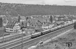 E 18 047 fährt mit einem Sonderzug aus Stuttgart durch Kirchentellinsfurt östlich von Tübingen. (06.04.1985) <i>Foto: Karsten Risch</i>