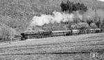 01 1066 der Ulmer Eisenbahnfreunde wurde von Herbst 1982 bis März 1984 in den Werkstätten der Albtal-Verkehrs-Gesellschaft einer Hauptuntersuchung unterzogen. Der erste Einsatz erfolgte vor dem "Nostalgie Istanbul Orient Express" des damaligen Schweizer Reisebüros Intraflug auf der Albtalbahn von Etllingen nach Bad Herrenalb. Aufgrund des 1984 noch geltenden strikten Dampfverbotes auf Strecken der Deutschen Bundesbahn konnte die Lok nur auf Privatbahnen oder im Ausland eingesetzt werden. 01 1066 ist hier bei Marxzell unterwegs. (07.04.1984) <i>Foto: Karsten Risch</i>