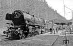 Der Sonderzug mit 01 1066 ist in Bad Herrenalb angekommen. Der Zug steht in der ehemaligen Bahnhofshalle von Baden-Baden, die hier wieder aufgebaut wurde. (07.04.1984) <i>Foto: Karsten Risch</i>