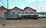 01 037 fährt am Schuppen des Bw Saarbrücken Hbf zum Hauptbahnhof vorbei. Dort wird sie eine Zugleistung in Richtung Trier übernehmen. Zum 29.09.1968 wurden die Bahnbetriebswerke Saarbrücken Hbf und Saarbrücken Rbf zu einer Dienststelle zusammengelegt.  (08.1966) <i>Foto: Rolf Hahmann</i>