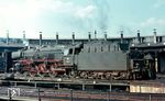 Die Bremer 01 043 auf der Doppeldrehscheibe im Bw Hamburg-Altona. Altona war bis zum Ende des Bremer Schnellzugdampfbetriebs im Herbst 1968 planmäßiges Wende-Bw der Loks. (07.1967) <i>Foto: Rolf Hahmann</i>