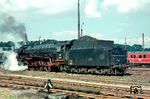 Im Januar 1961 war 01 132 mit dem Neubaukessel (Jung 13079/1959) ausgerüstet worden. Dies rettete die Lok dennoch nicht, mit Fristablauf am 18.01.1967 abgestellt zu werden, obwohl sich die Umbaukosten von rund 140.000 DM bis dahin definitiv nicht amortisiert hatten. Ihre Ausmusterung erfolgte dann im Oktober 1968. Das Bild entstand im Bw Stuttgart. (09.1966) <i>Foto: Rolf Hahmann</i>