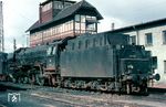 Nachdem das Bw Hannover mit Beginn des Sommerfahrplans 1966 die Dampflokunterhaltung aufgegeben hatte, wurden alle Hannoveraner Schnellzugloks im Bw Hauptgüterbahnhof (Hgbf) im Stadtteil Hainholz zusammengezogen. Zu den 14 Maschinen gehörte auch 01 159, die hier neben dem Stellwerk "Hgwf" steht. Das Stellwerk war das größte und wichtigste Stellwerk des Hauptgüterbahnhofes. Es war mit einem Fdl, einem Zugmelder, zwei Weichenwärtern sowie im Dachfirst mit einem Betriebsmelder besetzt. (10.1967) <i>Foto: Rolf Hahmann</i>