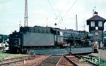 Regelmäßige Gäste in Stuttgart waren die Nürnberger 01. Hier ist es 01 169, die im Bw Stuttgart wendet. Daneben steht das Rangierstellwerk 7, das bis 1977 das Geschehen im Betriebsbahnhof Rosenstein regelte. (09.1966) <i>Foto: Rolf Hahmann</i>