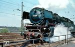 01 200 vom Bw Paderborn als Rangierfahrt am Bw Hamm (Westf). Im Frühjahr 1969 wurde die Lok noch nach Hof umstationiert. (06.1967) <i>Foto: Rolf Hahmann</i>