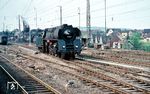 01 507 vom Bw Erfurt P setzt in Bebra an ihren Zug. Interessantes Detail am Rande ist die Tatsache, dass die Lok offenkundig nicht mit ihrer Rekonstruktion aus 01 136 im Dezember 1962 bereits ihre späteren Boxpok-Räder erhielt.  (14.05.1964) <i>Foto: Rolf Hahmann</i>