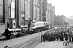Unter der Fabriknummer 25.000 lieferte Henschel in Kassel die vollverkleidete 19 1001 mit Einzelachsantrieb, angetrieben von schnelllaufenden Dampfmotoren. Von der neuen Technik versprach man sich höhere Geschwindigkeiten, da es hier im Gegensatz zu herkömmlichen Dampfloks keine Probleme mit der Belastung der Treib- und Kuppelzapfen, der Schmierung oder dem Masseausgleich der hin- und hergehenden Teile gab. Bei Versuchsfahrten zeigte die Lok eine außergewöhnliche Laufruhe und war eine Bestätigung dafür, dass sich das Antriebskonzept „Einzelachsantrieb“ durch Dampfmotoren bestens für den Schnellverkehr eignete. Das Konzept hatte allerdings einen Nachteil: Beim Anfahren war ab einer aufzubringenden Zugkraft von etwa zehn Tonnen eine Schleuderneigung der ungekuppelten Treibradsätze festzustellen. Letztlich verhinderte der Zweite Weltkrieg eine Weiterentwicklung der Technik. Mit viel Pomp wurde 19 1001 am 12. Juni 1941 bei Henschel an die Reichsbahn übergeben. Zum Vergleich dazu präsentierte man davor eine Nachbildung der ersten bei Henschel gebauten Lok "Drache" aus dem Jahr 1848. Im Hintergrund steht 50 1441, die am 14.06.1941 ausgeliefert wurde. (12.06.1941) <i>Foto: Werkfoto</i>