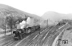 50 3055 (Bw Kirn) fährt mit P 2316 aus Bad Münster a.St. in Kirn (Nahe) ein. Rechts ist das Heimat-Bw der Lok zu sehen, das in den 1920er Jahren als Außenstelle des Bw St. Wendel entstand und am 25. September 1966 stillgelegt wurde. (16.01.1955) <i>Foto: Carl Bellingrodt</i>