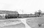 Die Nürnberger E 18 44 befördert den F 20 "Glückauf" (Essen - Wien Westbf) in Nürnberg-Doos. Die E 18 war 1946 als Reparationsleistung in die Sowjetunion gegangen. 1952 kam sie aus der UdSSR in die DDR zurück. Zu dieser Zeit bot sich für die DB die Möglichkeit, vier Loks der Baureihe E 94 und fünf Loks der Baureihe E 18, darunter E 18 44, im Tausch gegen Dampflokersatzteile und Fahrleitungskupfer zu erwerben. Nach einer E4-Hauptuntersuchung vom 23.09.1953 bis 27.09.1954 im AW München-Freimann, also einer vollständigen Überholung, nahm E 18 44 am 28. September 1954 den Betrieb beim Bw Nürnberg Hbf wieder auf. (20.04.1955) <i>Foto: Carl Bellingrodt</i>