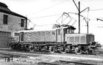 Die 1954 bei Henschel in Kassel gebaute E 94 266 wartet im AW München-Freimann auf ihre Abnahme. Die bei der Deutschen Bundesbahn ab 1954 modifiziert nachgebauten E 94 deckten einen dringenden Bedarf an schweren Güterzuglokomotiven ab, da die Neubauloks wie die E 50 zu diesem Zeitpunkt noch nicht zur Serienreife gelangt waren. E 94 266 mit SSW-Fahrmotoren WBM 487 besaß eine um ca. 40 % höhere Leistung als ihre Vorkriegsbauarten und entsprach damit bereits weitgehend dem Leistungsprofil der späteren Einheits-E-Lok E 50.  (10.1954) <i>Foto: Dr. Günther Scheingraber</i>