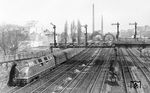 Freie Fahrt für V 200 039 vom Bw Frankfurt-Griesheim vor dem aus Ls-Wagen gebildeten E 712 (Hagen - Frankfurt/M) in Wuppertal-Barmen. Noch Ende der 1950er Jahre zeigte der Bahnhof Barmen mit seiner Bahnhofshalle seinen Charakter als wichtige Bahnstation früherer Jahre. Bis 1930 besaß er den Status eines Hauptbahnhofs für das seinerzeit selbständige Barmen. Die Signalbrücke am Stellwerk "Wt", ebenso wie die Bahnhofshalle, fielen Anfang der 1960er Jahre der Elektrifizierung zum Opfer. (03.02.1957) <i>Foto: Carl Bellingrodt</i>