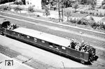 Flakwagen des Sonderzuges "Asien" (918 040 P Bln) der Gattung SdPl 4i-38, Baujahr 1938 von Linke-Hofmann-Breslau, auf dem Flugabwehrkanonen montiert waren. "Asien" war der erste Deckname des Sonderzuges, den Hermann Göring während des Zweiten Weltkriegs benutzte. Die Zusammenstellung des Zuges wurde während des Krieges mehrfach verändert. Konstant blieb, dass der Zug an beiden Enden die Flkawagen mitführte. Dem folgten an beiden Enden Gepäckwagen als „Knautschzone“, als zusätzlicher Schutz im Fall einer Kollision. Zwei davon führten auch Dieselgeneratoren mit, die die Energieversorgung des Zuges sicherstellten, wenn er längere Zeit stand. Göring nutzte den Zug häufig für Fahrten zwischen Berlin und seinem Hauptquartier „Jägerhof“ bei Rastenburg in Ostpreußen oder im Oktober 1940 zu einer Fahrt an die französische Kanalküste. Wurde der Zug nicht genutzt, war er in der Regel am Bahnhof Wildpark in Potsdam auf dem Gelände des Luftwaffen-Führungsstabs abgestellt. (1940) <i>Foto: Privatfoto</i>