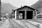 Nach dem Zweiten Weltkrieg verblieben 70 086, 092, 095 und 096 in Österreich, die unter Beibehaltung der Ordnungsnummern zur ÖBB-Reihe 770 wurden. Ihr Haupteinsatzgebiet war die Strecke Pöchlarn – Kienberg-Gaming. ÖBB 770.86 (ex DRG 70 086) wurde am 31. Januar 1967 als letzte ihrer Art abgestellt und steht hier am Lokschuppen in Kienberg-Gaming. Ein Schuppengleis ist viergleisig ausgeführt, weil der Schuppen so von Normalspurloks aus Pöchlarn befahren werden konnte, als von den Schmalspurloks der Ybbstalbahn von der anderen Seite her. Hinter dem Schuppen befand sich auf der Schmalspurseite eine Drehscheibe für 760 mm und 1435 mm-Fahrzeuge.  (16.06.1962) <i>Foto: Basil Roberts</i>