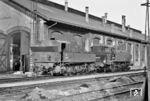 92.2228 (ex kkStB 178.79, Wiener Neustädter Lokomotivfabrik, Baujahr 1908) mit 392.2549 (ex 478.49, Baujahr 1927) in einer Wiener Zugförderstelle. (14.06.1962) <i>Foto: Basil Roberts</i>